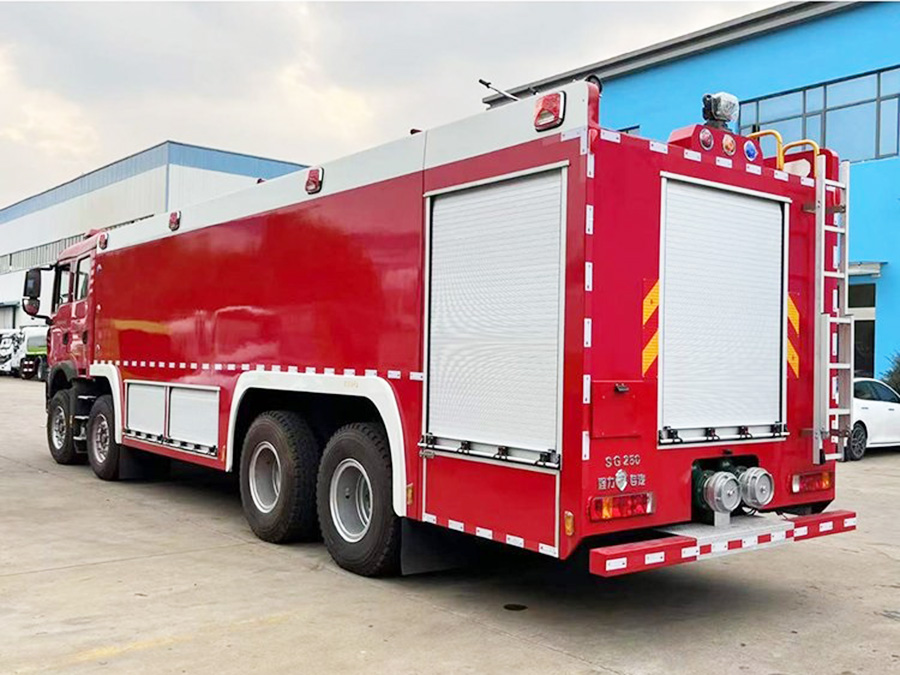 重汽豪沃25噸水罐消防車(chē)