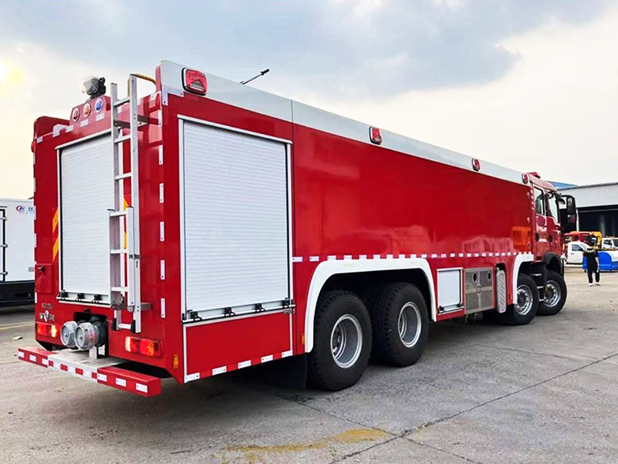 重汽豪沃25噸水罐消防車(chē)