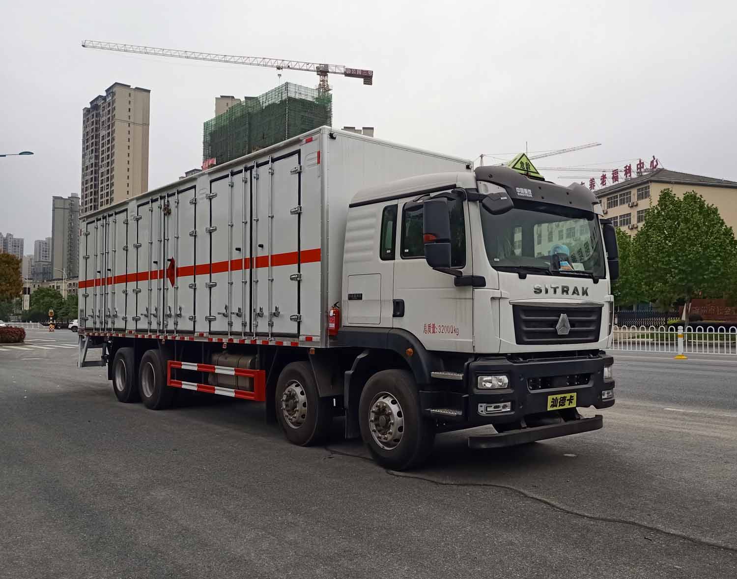 重汽汕德卡9米6易燃?xì)怏w廂式運(yùn)輸車