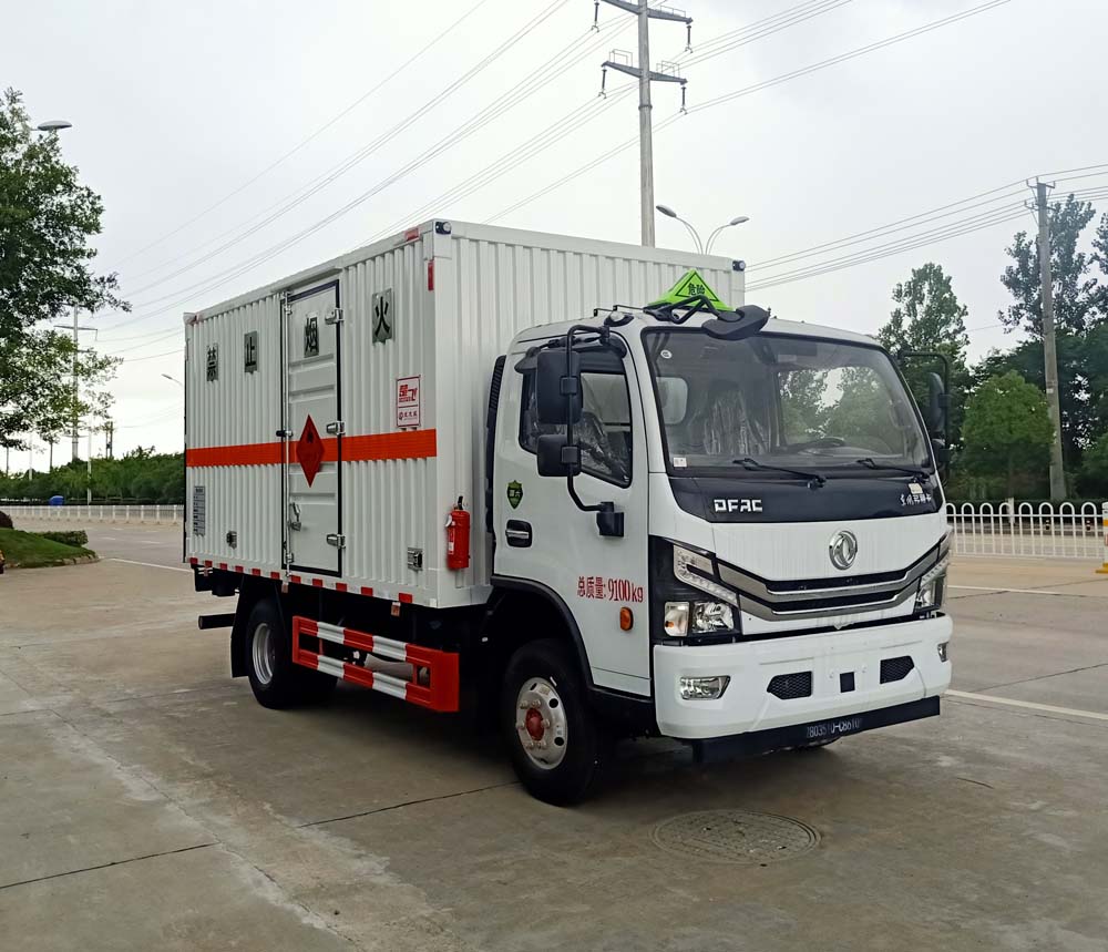 東風(fēng)多利卡4米2易燃?xì)怏w廂式運(yùn)輸車