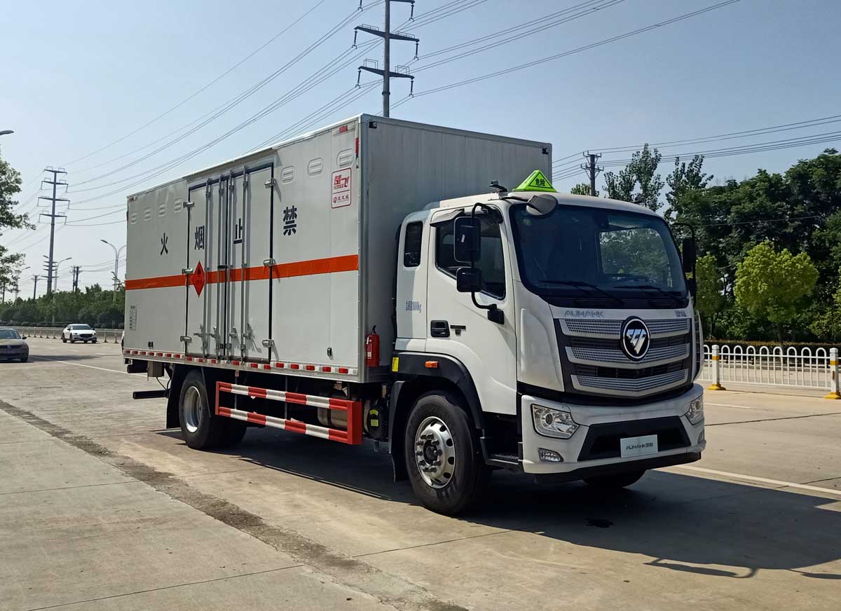 福田歐馬可6米8易燃?xì)怏w廂式運(yùn)輸車