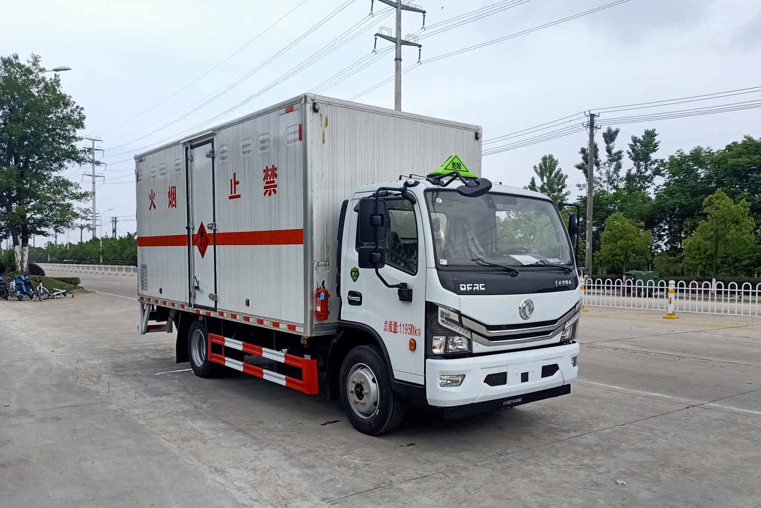 東風(fēng)多利卡5米2易燃?xì)怏w廂式運(yùn)輸車