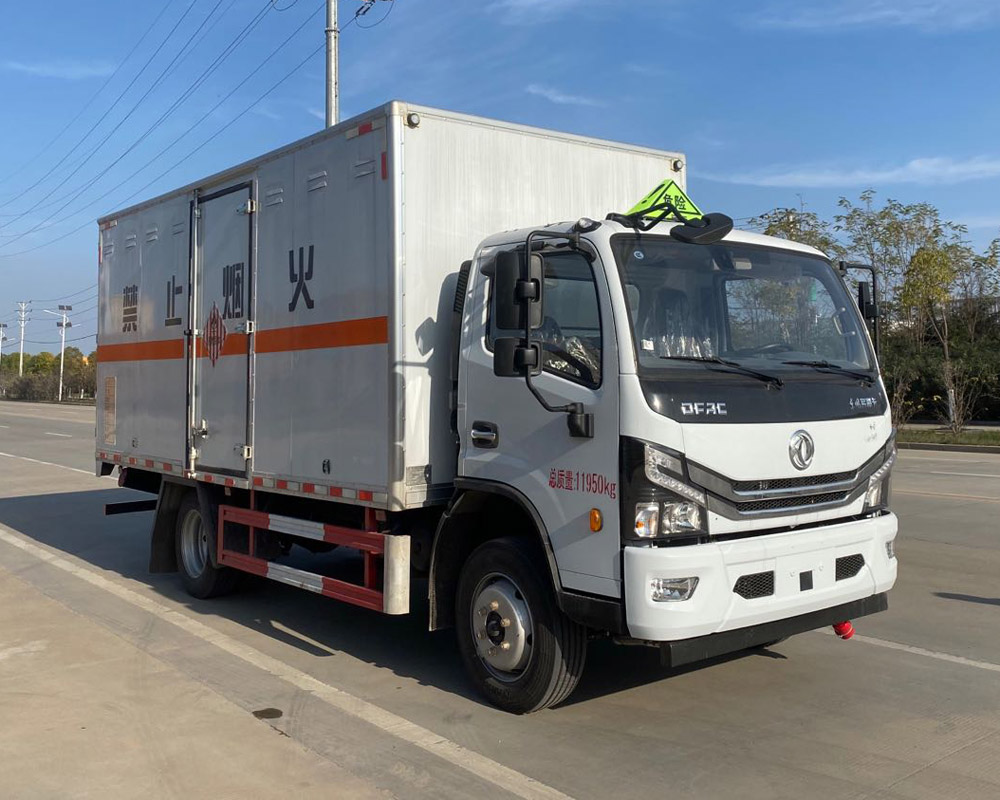 東風(fēng)多利卡5米1易燃固體廂式運輸車