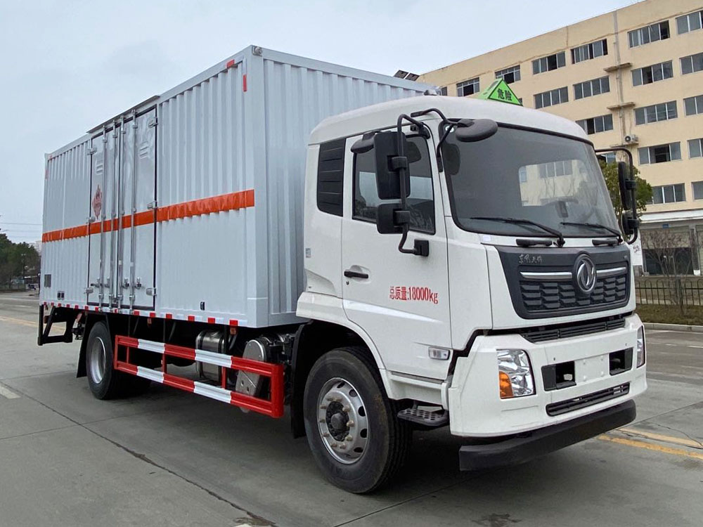 東風(fēng)天錦6米8易燃固體廂式運輸車