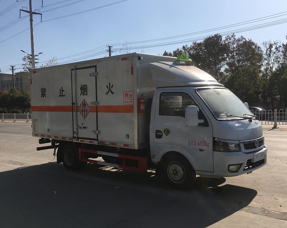 東風(fēng)途逸3米8易燃固體廂式運輸車