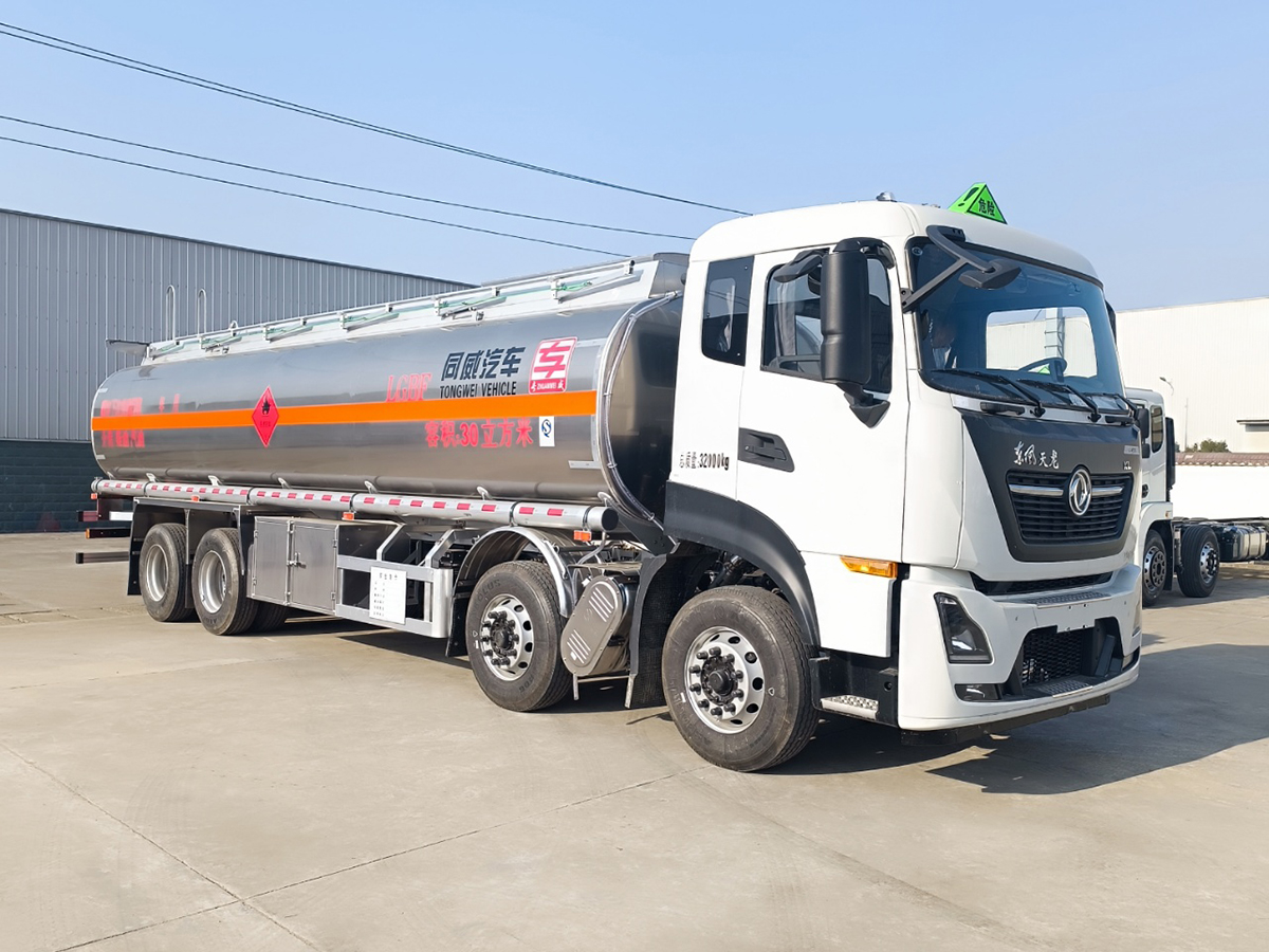 東風天龍前四后八25噸鋁合金油罐車