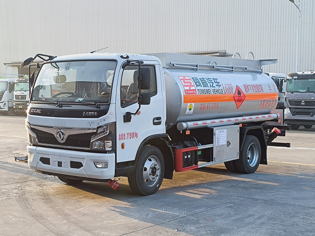 東風(fēng)福瑞卡8噸油罐車(chē)