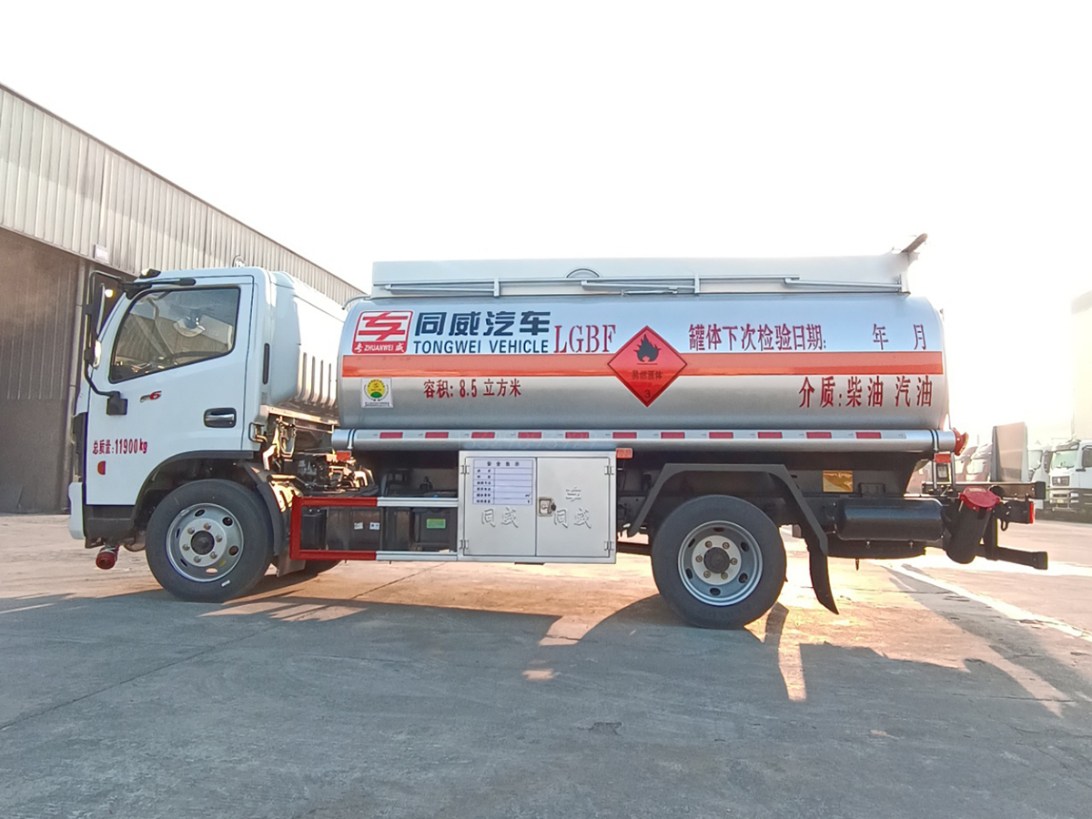 東風(fēng)福瑞卡8噸油罐車(chē)
