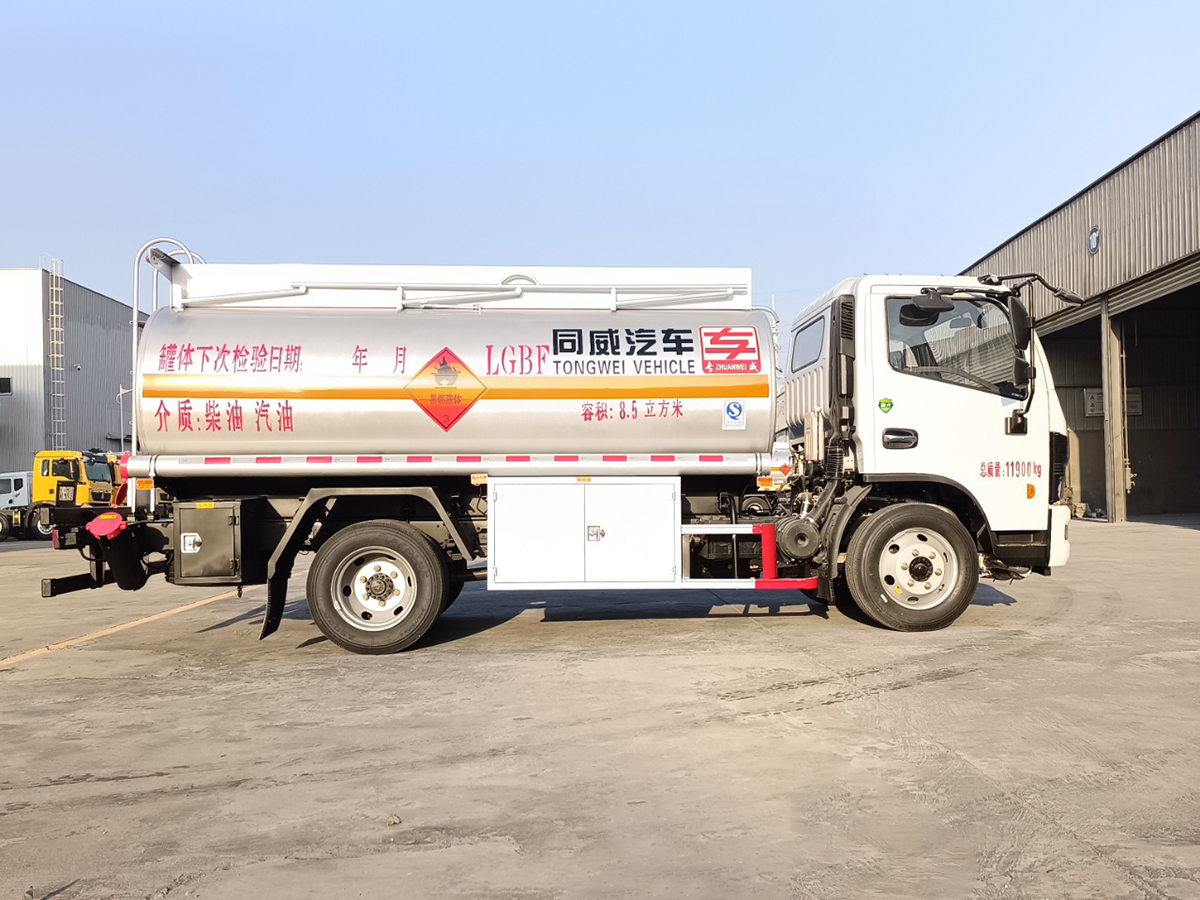東風(fēng)福瑞卡8噸油罐車(chē)