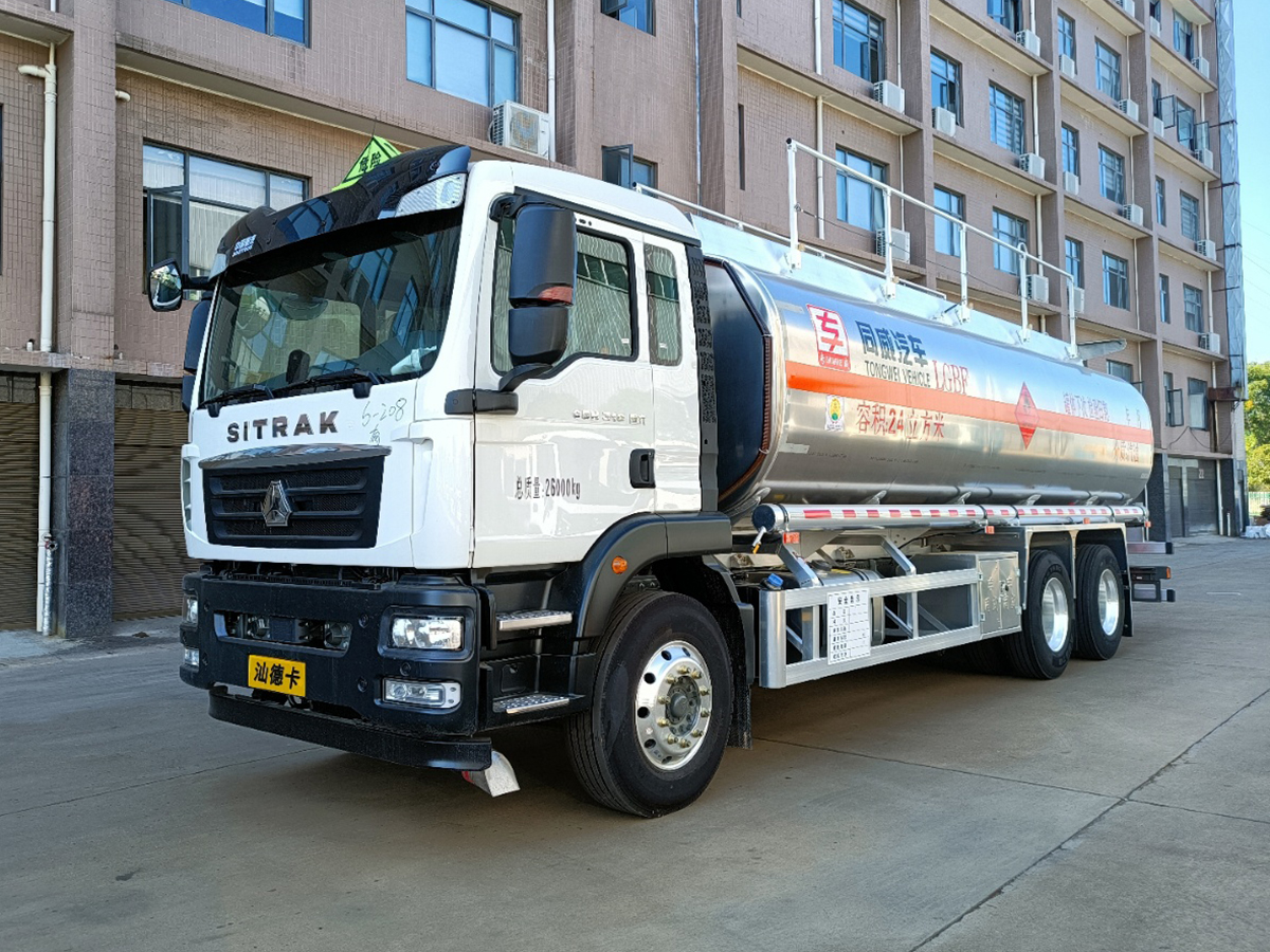 重汽汕德卡后八輪16噸鋁合金油罐車