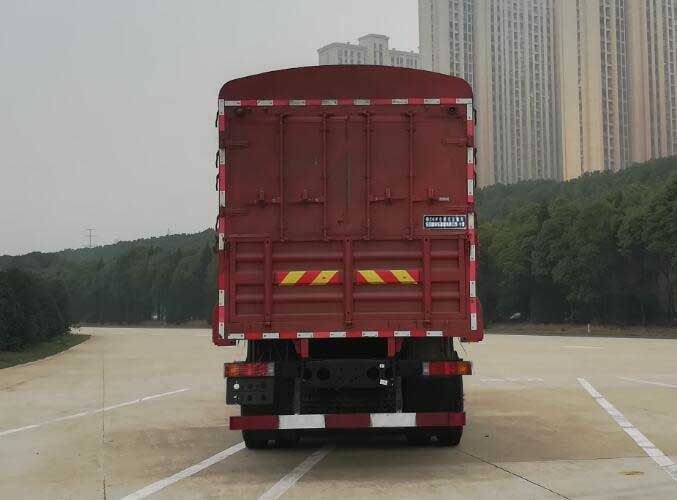 東風(fēng)牌倉柵式運(yùn)輸車